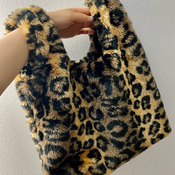 DESIGN LAB Leopard Faux Fur Tote Bag Small - Picture 4 of 5